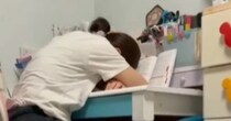連休明けで疲れ切った様子の人間→隣を見ると、『ネコ』が…まさかの光景が242万再生「飼い主に似るってやつか」「反省してるのかなｗ」
