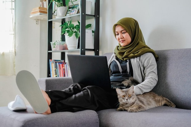 パソコンを使うイスラム教徒の若い女性