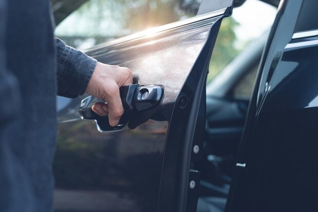 車のドアを閉める手元