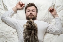 猫が飼い主の『就寝中に襲いかかる』理由4つ　睡眠を邪魔されないための対処法まで