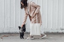 駅で人気の「新聞猫」が誘拐された！　自力で脱出し、民家に侵入したところを無事発見される　英国