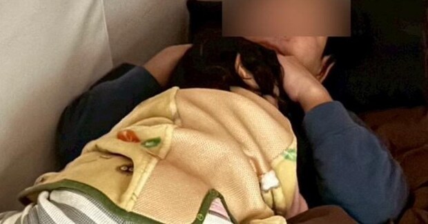 『寝室』を見たら、パパのそばで『子供と猫』が……遅番から帰ってきたママが見た光景に「大好きなんだろうな〜w」「腹筋鍛えられそう」と反響