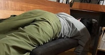 バイト帰りで疲れ切っていた次男→『足元』を見ると、『黒猫』が…とっても健気な様子に「ふたりとも撫でてあげたいｗ」「可愛すぎる」と反響