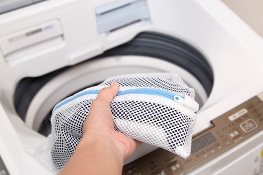 猫の毛が服に付きづらくなる『洗濯』のコツ7選　活用できるアイテムや抜け毛の予防策もご紹介