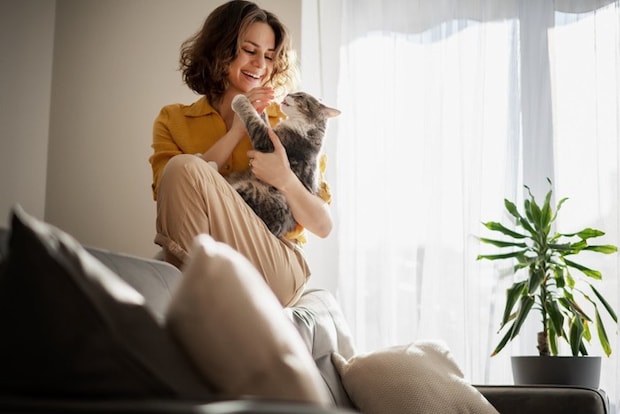 猫を抱く女性