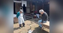 笑顔のおじいちゃんとおばあちゃん→『視線の先』には…元野良猫の『まさかの様子』が610万再生「心配になるレベルｗ」「幸せそうｗ」