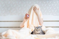 猫の飼い主が『つい我慢しがち』なこと3つ　気付けば猫優先？思わず共感する日常シーンとは