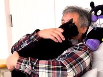 『赤ちゃんのころお世話してくれた人』が家に来た結果→黒猫が大喜びして…『相思相愛な光景』に「深い愛情と絆を感じる」「嬉しそう」と反響