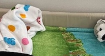 赤ちゃんと一緒に大人用のベッドで就寝→目が覚めて、ふと『ベビーベッド』を見たら…笑ってしまう光景に２万いいね「使いこなしてるｗ」