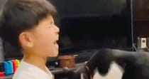 宿題をしたい男の子のもとに『構ってほしい猫』が来た結果…全然進まない状況に爆笑の声「いろいろ重そうｗ」「おもろいｗ」と32万再生