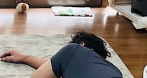 リビングでくつろぐパパ→すぐ横を見ると、２匹の猫が…ほっこりする瞬間に１万いいね「猫とニンゲンが落ちてるｗ」「小さい２匹が可愛い」