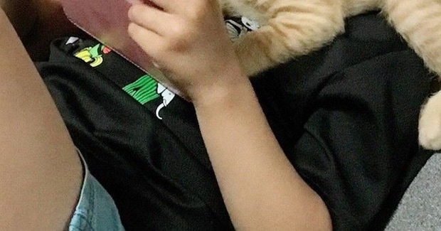 ソファでくつろぐ息子→子猫がそばにやってくると…仲良しすぎる『ふたりの様子』に「なんて尊いの」「めっちゃ羨ましい」と癒される人が続出