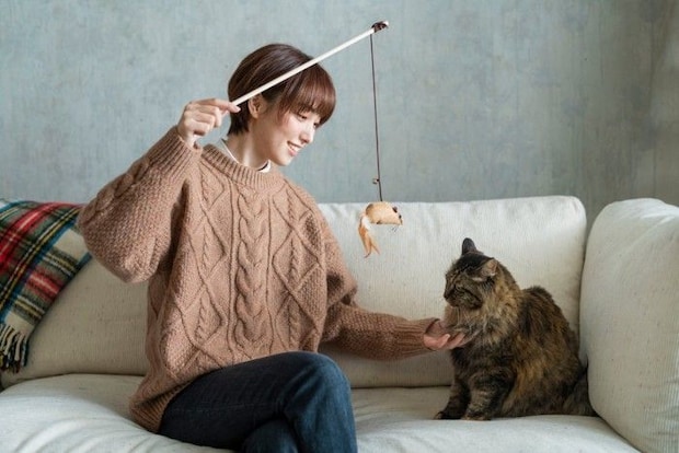 女性と猫