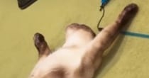 仰向けで大の字になって寝ていた元野良猫…豪快な寝姿に笑ってしまう人が続出「隣で同じ格好したいｗ」「伸びてて笑った」と16万再生