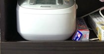 ふと『炊飯器』を見たら→『猫』が炊けていて……思わず笑ってしまう『シュールな光景』に３万いいね「ふっくら炊けてるｗ」「炊飯器の精霊」