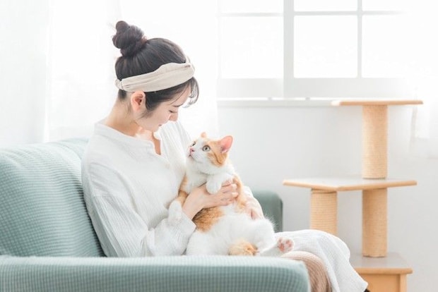 猫と話す女性