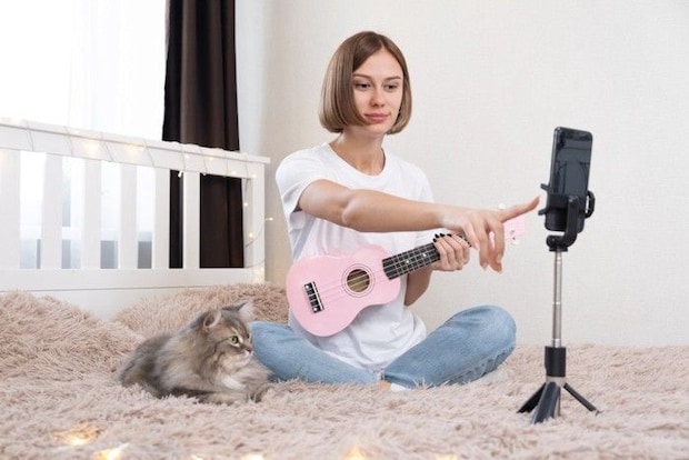 猫との暮らしを撮影する女性