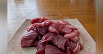 マグロの切り身を食べようと、テーブルの上に置いた結果→『目の前』を見ると…まさかの光景に９万いいね「期待しかない表情ｗ」「圧がすごい」