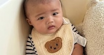 座っている赤ちゃんの後ろを見ると、『２匹の猫』が…まさかの瞬間に「可愛いの洪水が起こってるｗ」「ベストショットすぎｗ」と反響