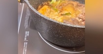 美味しいごはんを食べてお祝いをしていた飼い主たち→ふと振り向いたら、『猫』が…可愛すぎる瞬間に「めちゃめちゃ顔に出てるｗ」「笑ったｗ」