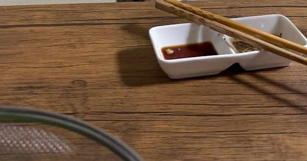 旦那とごはんを食べていたつもりが…目の前を見ると？→笑ってしまう光景に「旦那さんの本当の姿だね」「ビールを飲むと変わる体質ｗ」と話題