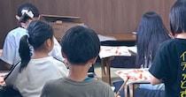 習字に励む生徒たち→教室の様子をよく見ると、『座布団の上』に…ほっこりする光景に２万いいね「素敵な空間」「自由な感じでいいねｗ」