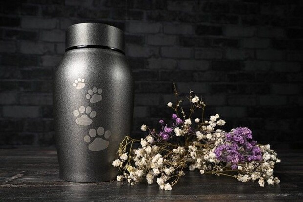 愛猫の骨壷とお花