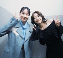 のん、鳴海唯と弾ける笑顔の“再会ショット”披露「ご縁ですね」