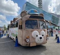 「ダッフィーバス」が“あなたの街”へ、ダッフィー＆フレンズ20周年限定デザインで