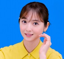 佐々木希とスギちゃんがCM共演、“5人のミニスギちゃん”が歌って踊る