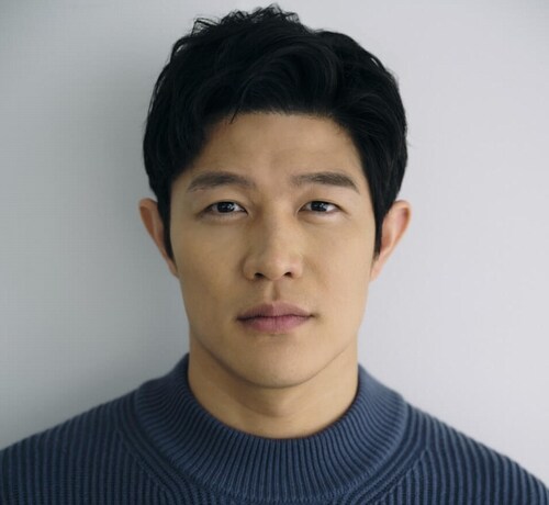 鈴木亮平、空港で「お互い海外に行く日が同じ時間で、たまたま」綾瀬はるかとばったり