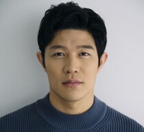 鈴木亮平、空港で「お互い海外に行く日が同じ時間で、たまたま」綾瀬はるかとばったり