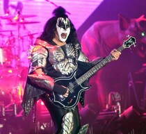 KISSのジーン・シモンズ、運転中に“突然気を失い”衝突事故