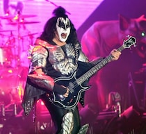 KISSのジーン・シモンズ、運転中に“突然気を失い”衝突事故