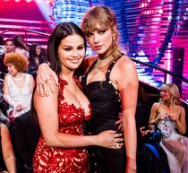 テイラー・スウィフト、結婚式のスピーチで“長年の親友”セレーナ・ゴメスをイジる