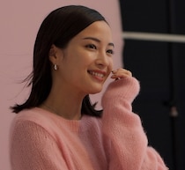 広瀬すず、オフは「人にお見せできない体勢でくつろいで」ずっとテレビ見ることも