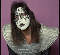 KISS創設メンバーが死去、ジーン・シモンズら「KISSの礎を築いた、かけがえのないロック戦士」