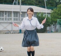 「57歳です」飯島直子、“数十年ぶり”制服姿も完璧な着こなし