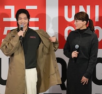綾瀬はるか＆松下洸平、西日本最大「UNIQLO UMEDA」に広さに圧倒されビックリ