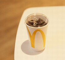 マクドナルド“紙製ストロー”提供終了へ、ストローなしで飲めるフタに順次変更