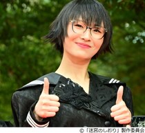 新しい学校のリーダーズ・SUZUKA、セーラー服にアレンジ“燕尾服”ジャケット姿