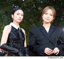 “ブラック”な柴咲コウ＆川口春奈、東京国際映画祭のレッドカーペットに