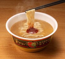 数量限定カップめん「一蘭とんこつ釜だれ」、店舗の味を忠実に再現した“お店のライバル”
