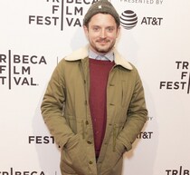 イライジャ・ウッド、“ホビット村”での結婚式にサプライズ登場