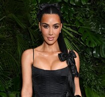 キム・カーダシアン、ドラマ共演者に“サーモン精子”のクリスマスギフト贈る