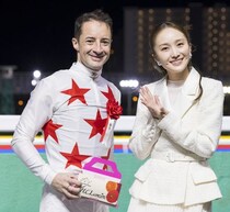 ももクロ百田“ダート競馬の祭典”でプレゼンター、ルメール騎手らに花束贈呈