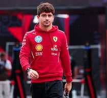 フェラーリのF1ドライバー、23歳“豪華ライフスタイル”インフルエンサーと婚約