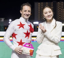 ももクロ百田“ダート競馬の祭典”でプレゼンター、ルメール騎手らに花束贈呈