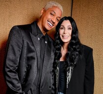 79歳の米大物女性歌手、39歳恋人との“40歳の年の差”批判を一蹴