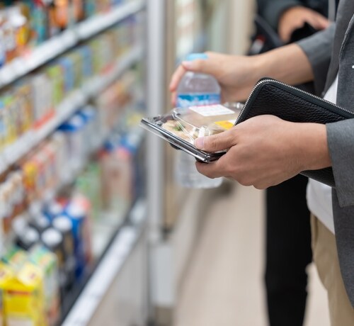 働く人たちの“ランチの実態”、コンビニ派の約8割「週3日以上通うヘビーユーザー」